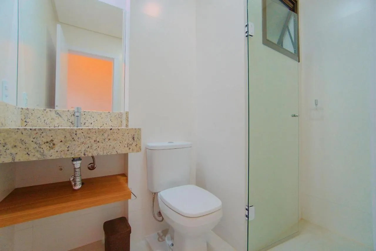 Excelente Localização - No Centro de Bombinhas, Próximo do Mar - 2 dorms 5 pessoas Apartamento